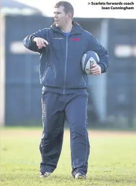  ??  ?? > Scarlets forwards coach Ioan Cunningham