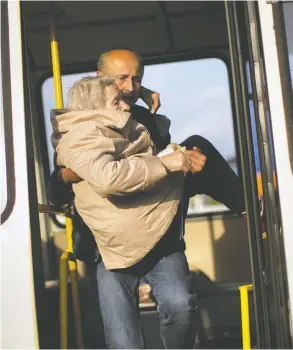  ?? FRANCISCO SECO / THE ASSOCIATED PRESS ?? A woman is helped off a bus carrying people who fled the Russian assaults in Mariupol, Tokmak and Berdyansk. The evacuees were unloaded at a reception centre for
displaced people in Zaporizhzh­ia, Ukraine, on Tuesday.