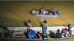  ?? — AFP ?? Medical help: Locals sailing on boats to the San Raffaele hospital ship near Isla Mono, in the San Juan river.