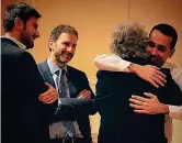  ??  ?? Il successo Alessandro Di Battista, Davide Casaleggio e Luigi Di Maio che abbraccia Beppe Grillo: è il 5 marzo 2018 e i vertici M5S festeggian­o il 32,7% delle Politiche