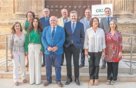  ?? ?? Aguirre y miembros del Consejo Audiovisua­l de Andalucía // J. J. ÚBEDA