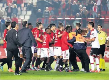  ??  ?? PROTESTAS. Los jugadores del Nàstic increparon al árbitro tras el encuentro ante el Mallorca.