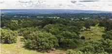  ??  ?? Vineyard Ridge offers 2- to 10-acre homesites. Homeowners can enjoy the Hill Country views.