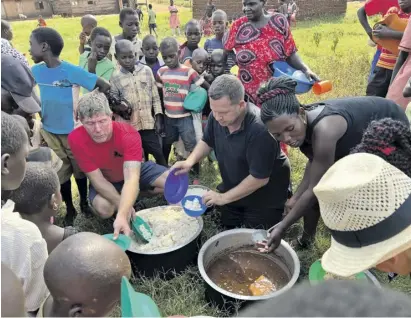  ?? Fotos: Andreas Gilmore ?? Andreas und Bruce Gilmore helfen einem Dorf in Uganda.