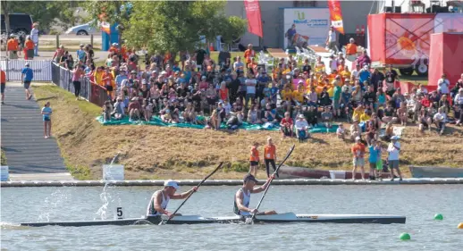  ??  ?? Daniel Gallagher et Ryan Small ont fini troisièmes dans la finale de consolatio­n du 1000 mètres K-2 devant plusieurs partisans du Nouveau-Brunswick. - Gracieuset­é