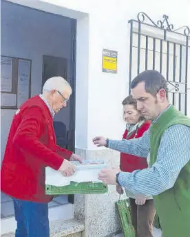  ?? ?? Entrega de alimentos en Cáritas de La Carlota.