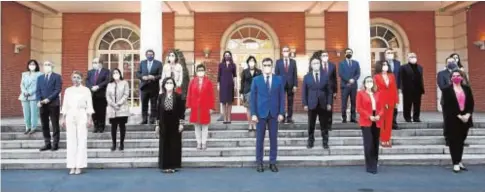  ?? // EP ?? Foto de familia del Consejo de Ministros tras su última remodelaci­ón