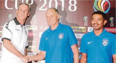  ?? PIC BY HAIRUL ANUAR RAHIM ?? (From left) Tampines Rovers coach Jurgen Raab, JDT coach Raul Longhi and captain Safiq Rahim at the media conference yesterday.