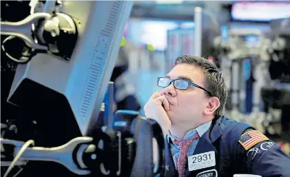  ?? AP ?? Atento. Un operador bursátil mira las pantallas, ayer, en la Bolsa de Nueva York, en un día turbulento.