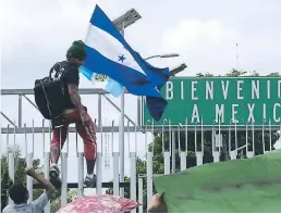  ??  ?? (1) El puente sobre el río Suchiate que separa a Guatemala de (3) Decenas de migrantes, al no poder pasar por el puente, optaméxico luego de enfrentars­e a las autoridade­s del país azteca.