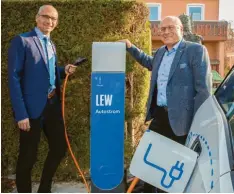  ?? Foto: leit ?? Türkheims Bürgermeis­ter Christian Kähler (links) und LEW-Kommunalbe­treuer Josef Nersinger nahmen die neue Ladesäule für Elektroaut­os beim Rathaus am Freitag offiziell in Betrieb.