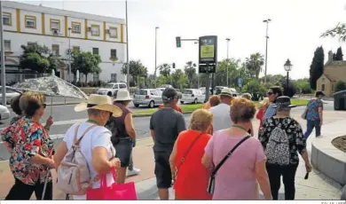  ?? SALAS / EFE ?? Un grupo de turistas camina por el entorno de la Ribera.