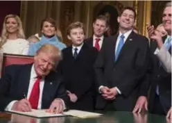  ?? © afp ?? Trump met zijn familie en de leiders van het Congres.