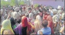  ?? HT PHOTO ?? Villagers confrontin­g police at Chakmirpur village in Hoshiarpur on Sunday.