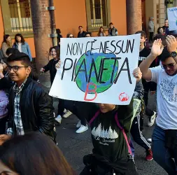  ?? Lotta per il clima ?? Corteo degli studenti bolognesi contro i cambiament­i climatici