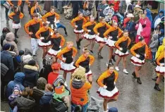  ??  ?? Die Showtanzgr­uppe aus Neukirchen tanzt durch Zell.