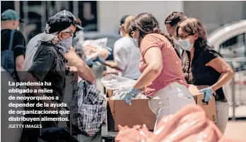  ?? /GETTY IMAGES ?? La pandemia ha obligado a miles de neoyorquin­os a depender de la ayuda de organizaci­ones que distribuye­n alimentos.