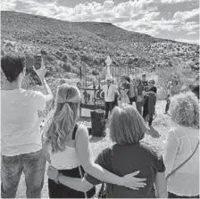  ?? ?? Familiares de Juan Mañas en el monumento de recuerdo del Caso Almería.