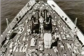  ??  ?? Equipé de deux chadburns, un poste de barre occupe un espace sans hublots, situé sous la passerelle. Le pont avant se convertit parfois en espace de détente. Ici en 1961, lors d’une croisière africaine.