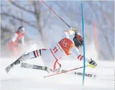 ??  ?? ► Secuencia de la estrepitos­a caída del austriaco Matthias Mayer en el esquí alpino. Salió ileso.