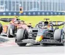  ?? AP/HUGHES ?? Duell des Rennens: Verstappen gegen Sainz