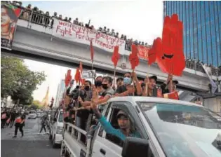  ?? AFP ?? Manifestan­tes pro-democracia ayer en la capital birmana