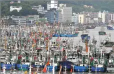  ?? WU LINHONG / FOR CHINA DAILY ?? Fishing boats return to the Shenjiamen fishing port in Zhoushan, Zhejiang province, on Thursday.