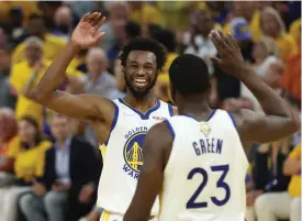  ?? FOTO: JED JACOBSOHN/TT-AP ?? ■ Andrew Wiggins, till vänster, imponerade för Golden State.