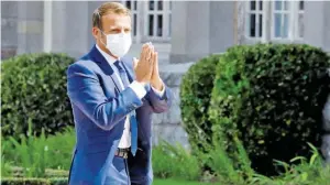  ?? BILD: SN/AFP ?? Präsident Macron vor der Stimmabgab­e in Le Touquet.