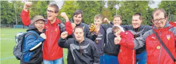  ?? FOTO: TSG WILHELMSDO­RF ?? W-Dorf Wiesel sind Landesmeis­ter im Feldfußbal­l von Special Olympics. Auf dem Bild fehlen Fabian Henselmann und Stefan Odorico.