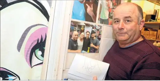  ?? Photo Eric Ottino ?? Pascal Perrault se souvient parfaiteme­nt de ce  mai , jour où Michael Jackson a franchi le seuil de sa boutique de jouets à Juan. Dans sa main, l’autographe que le Roi de la pop lui a signé avant de quitter les lieux. Ci-dessous: les deux photos...