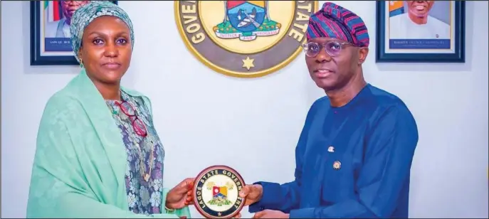 ?? ?? COMMISERAT­ION VISIT TO MR GOVERNOR...
L-R: Director-General, National Emergency Management Agency (NEMA), Mrs. Zubaida Umar receiving the state government's plaque from Governor of Lagos State, Mr. Babajide Sanwo-Olu, during a commiserat­ion visit to the governor over the Dosunmu-Docemo Market fire, at the Lagos House, Marina, last Friday