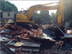  ?? NEWS PHOTO SCOTT SCHMIDT ?? Crews wasted little time Monday morning getting a pair of homes demolished adjacent to the old Sharland House in the River Flats. A group is planning a complex of townhouses for the spot.