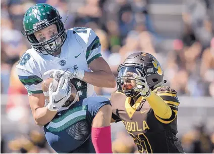  ?? ROBERTO E. ROSALES/JOURNAL ?? Rio Rancho’s Jeremy Rotert hauls in a pass as the Cougars’ Michael Garcia defends. The Rams won, 34-28.