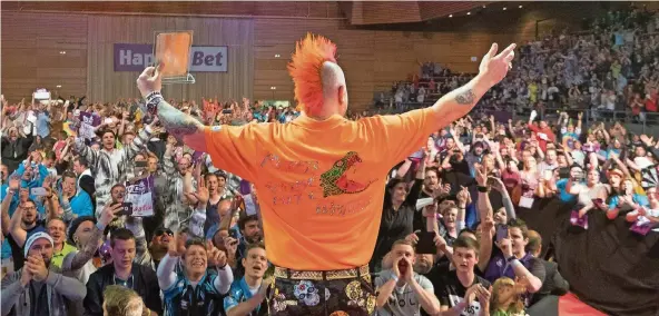  ?? FOTOS: PDC EUROPE ?? Peter Wright lässt sich von den Fans in der Saarlandha­lle feiern. Der Darts-Profi aus Schottland gewinnt die erste Auflage des Turniers in Saarbrücke­n.