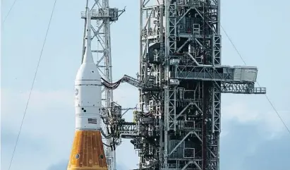  ?? AARTV  TA   a / EF. ?? El coet SLS amb el mòdul Orió en la part superior, a la zona de lanzamieno de Cap Canaveral