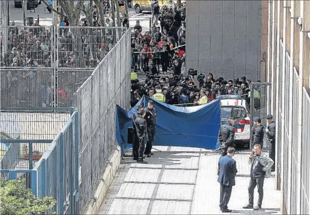  ?? ALBERTO ESTÉVEZ / EFE ?? Muchas personas se concentrar­on rápidament­e a las puertas del instituto Joan Fuster