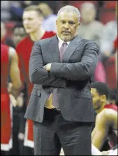  ?? ERIK VERDUZCO/LAS VEGAS REVIEW-JOURNAL @ERIK_VERDUZCO ?? UNLV coach Marvin Menzies cannot mask his frustratio­n during his team’s ninth straight loss, a 94-58 Mountain West defeat to UNR on Saturday at the Thomas & Mack Center.