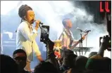  ?? FARID S. MAULANA/ JAWA POS ?? NGAJAK GOYANG: Penyanyi Ras Muhamad membawakan lagu-lagu berirama reggae di Sutos pada Minggu malam (1/6).