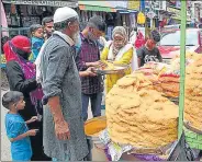  ?? SANTOSH KUMAR/HT PHOTOS ?? (Top) At a goat market; (above) People purchase sewai, a delicacy, ahead of Eid in Patna on Tuesday.