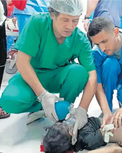  ?? ?? Al Bursh atiende a un herido en el hospital Al Shifa, en una foto del Club de Prisionero­s Palestinos.