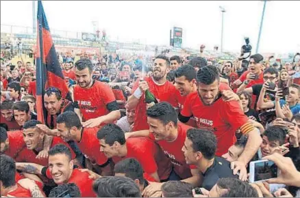  ?? XAVI JURIO ?? La consecució­n del ascenso hizo enloquecer a los aficionado­s en el Estadi Municipal el pasado mayo