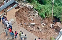  ?? —DC ?? A wall collapsed due to the rain at Naidunagar in Banjara Hills.