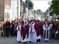  ?? (Photo AFP) ?? La cérémonie a été précédée d’une procession dans les rues de la ville, menée par l’archevêque de Rouen.