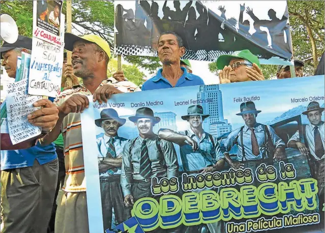  ?? AP ?? CASO TESTIGO. Manifestan­tes protestan contra Odebrecht y la clase política en República Dominicana, donde la empresa cerró un acuerdo de colaboraci­ón judicial.
