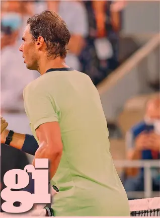  ?? GETTY IMAGES ?? La resa di Rafa
Il saluto a fine match tra il serbo Novak Djokovic, 34 anni, n.1 del mondo e lo spagnolo Rafael Nadal, 35, n.3