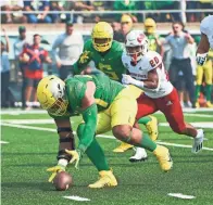  ?? TROY WAYRYNEN/USA TODAY SPORTS ?? Oregon linebacker Mase Funa (47) recovers a fumble during the first half against Fresno State.