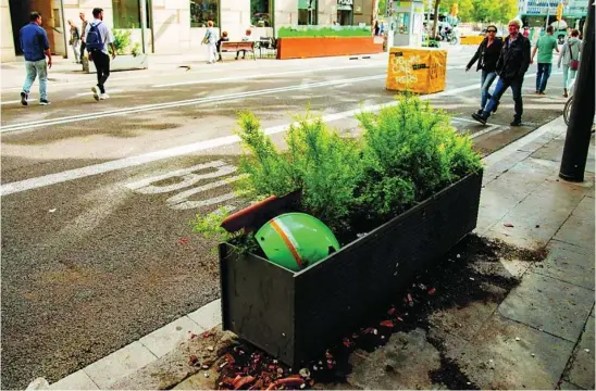  ?? EFE ?? La noche de sábado a domingo acabó con grandes daños en el mobiliario urbano de la ciudad