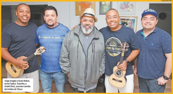  ??  ?? Jorge Aragão e Dudu Nobre, entre Fadico, Totonho, e André Diniz, assinam samba da Unidos da Tijuca