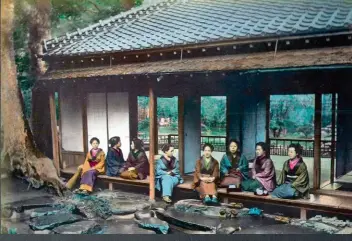  ??  ?? Harmonie, respect, pureté et tranquilli­té sont les quatre grands principes de la cérémonie du thé. Ici, une maison de thé, vers 1900.